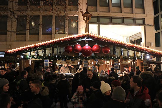 Die Hirtenalm steht direkt vor dem C&A Haupteingang in der Kaufinger Straße  (©Foto: Hirtenalm)